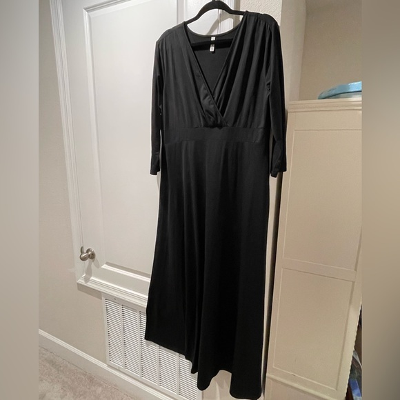Elegant Black V-Neck Dress - Picture 1 of 6